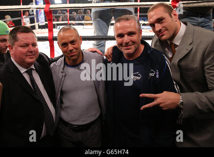 Boxer Tyson Fury (a destra) con l'allenatore David Haye Adam Booth, l'allenatore Peter Fury (seconda a destra) e il Promotore Mich Hennessy (a sinistra) a Glow al Bluewater, Kent. Foto Stock