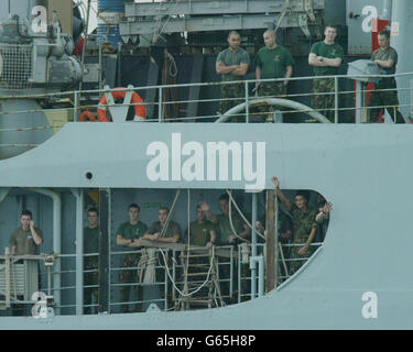 Royal Marines dal 40 commando onda ai membri della famiglia sulla riva mentre navigano sulla nave ausiliaria della flotta Sir Percival dal porto militare di Marchwood vicino a Southampton sulla loro strada per unire una task force nel Mediterraneo per partecipare alle esercitazioni. Foto Stock