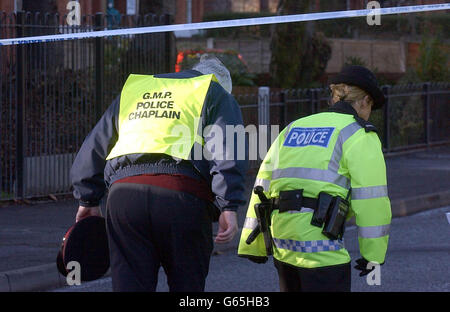 Il Greater Manchester Police Chaplain arriva a Crumpsall Lane a Manchester dove il detective Stable Stephen Oake, 40 anni, è stato pugnalato a morte durante un raid contro i sospetti terroristi legati alla scoperta a Londra del mortale ricino veleno. * il signor Oake, padre di tre di Poynton a Cheshire, che ha prestato servizio presso il ramo speciale delle forze, è morto al North Manchester General Hospital dopo aver ricevuto un trattamento di emergenza sulla scena. Foto Stock