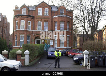 Guardia di polizia la proprietà nella zona di Crumpsall di Manchester, dove DC Stephen Oake, 40 anni, è stato pugnalato a morte durante un martedì raid su sospetti terroristi legati alla scoperta della settimana scorsa a Londra del mortale ricin veleno. * il signor Oake, padre di tre di Poynton a Cheshire, che ha prestato servizio presso il ramo speciale delle forze, è morto al North Manchester General Hospital dopo aver ricevuto un trattamento di emergenza sulla scena. Foto Stock