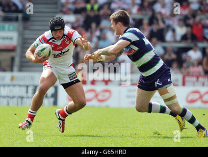 Jonny Lomax di St Helens (a sinistra) e John Bateman di Bradford Bulls in azione durante la partita della Super League a Langtree Park, St Helens. Foto Stock