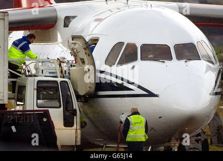 Un bambino di una settimana in un incubatore con una rara condizione medica arriva all'aeroporto di Glasgow per un trattamento salvavita, su un aereo normalmente utilizzato dalla famiglia reale. Arrivò poco dopo mezzogiorno e fu trasferito allo Yorkhill Hospital della città, uno dei soli quattro centri nel Regno Unito dove la rara condizione del bambino non rivelata può essere curata. La RAF dovette utilizzare il jet BAe 146 del Royal Squadron, dopo che un Hercules di Lyneham nel Wiltshire scoppiò uno pneumatico sull'atterraggio alla base nelle prime ore. Foto Stock