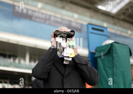 Corse di cavalli - 2013 Craven Meeting - giorno uno - Ippodromo di Newmarket. Un pilota guarda l'azione attraverso binocoli durante il giorno uno del Craven Meeting presso l'ippodromo di Newmarket, Suffolk. Foto Stock