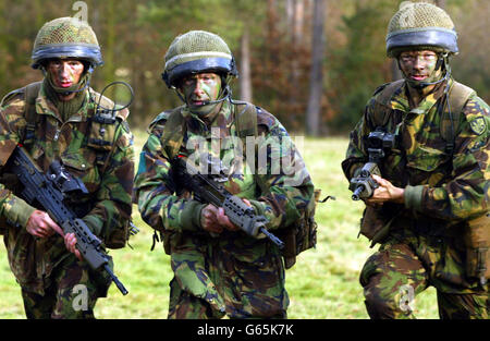 Paracadutisti del 3° reggimento paracadute in un giorno di stampa a Friday Woods, vicino alle loro caserme a Colchester, mentre si preparano a schierarsi nel Golfo nei prossimi giorni . Foto Stock