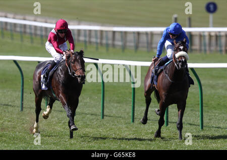 Corse di cavalli - 2013 Craven Meeting - giorno due - Ippodromo di Newmarket. Bustopher guidato da Mickael Barzalona (a destra) e String Theory guidato da Adam Kirby (a sinistra) durante il cigno a Lavenham Wood Ditton Stakes Foto Stock