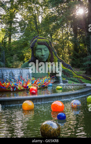 Chihuly della barca di fiori e Niijima galleggianti in Atlanta Giardino Botanico Cascate del giardino sotto la dea terra mosaiculture. Foto Stock