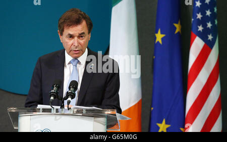 Il ministro irlandese della Giustizia Alan si è frantumato parlando a una conferenza stampa mentre i funzionari dell'UE e degli Stati Uniti si incontrano al Castello di Dublino per discutere di giustizia e affari interni. Foto Stock