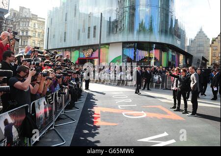 (Da sinistra a destra) Dominic Howard, Matthew Bellamy e Christopher Wolstenholme di Muse arrivano per la prima mondiale della guerra mondiale Z, presso l'Empire Leicester Square, Londra. Foto Stock