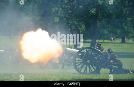 I membri del re truppa Royal Horse Artillery sparano un saluto da 41 armi a Green Park, nel centro di Londra, in onore del 60° anniversario dell'incoronazione della Regina Elisabetta II Foto Stock