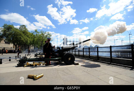 I membri della Honourable Artillery Company, il reggimento dell'Esercito Territoriale della Città di Londra e il più antico reggimento dell'Esercito britannico, sparano un saluto reale del 62, eseguito in onore del 60° anniversario dell'incoronazione della Regina Elisabetta II, da Gun Wharf a HM Palace e Fortezza, La Torre di Londra. Foto Stock