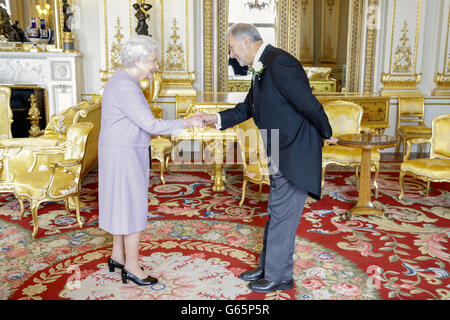 La Regina Elisabetta II saluta i membri della Worshipful Company of Gardeners nella Sala del Trono a Buckingham Palace, Londra. Foto Stock