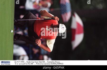 22-SEP-1995 ... Ryder Cup da Oak Hill ... Costantino Rocca allinea un putt l'8 ... Foto di Laurence Griffiths/EMPICS Foto Stock