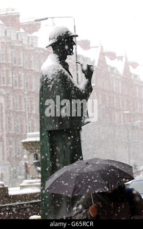 La statua di Sherlock Holmes fuori dalla stazione della metropolitana di Baker Street a Londra. Londra ha vissuto una forte nevicata nelle ultime 24 ore. Durante una notte di gelo pesante, le temperature sono affondate come meno 8C in Farnborough, Hampshire, * .. E Hawarden nel Galles nord-orientale e si sono tuffati a meno 16C nella città delle Highland di Aviemore. Foto Stock