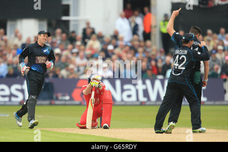 Ian Bell dell'Inghilterra affonda in ginocchio dopo essere stato preso fuori dal bowling del Mitchell McClenaghan della Nuova Zelanda Foto Stock