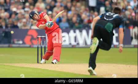 Cricket - Third Natwest One Day International - Inghilterra / Nuova Zelanda - Trent Bridge. L'inglese Jos Buttler colpisce Foto Stock