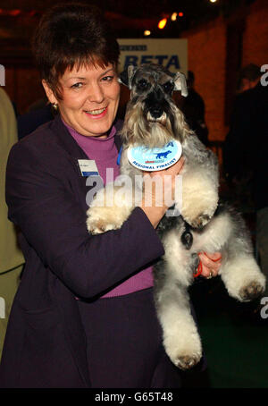 Il cane vincitore, Jack, un Miniature Schnauzer di 14 mesi con il suo proprietario Jill Ogbun dal ponte di Tattersall, Lincs, alla finale finale di Purina Beta 'Pup of the Year' nella sala delle armi portuale presso la birreria nell'est di Londra. Foto Stock