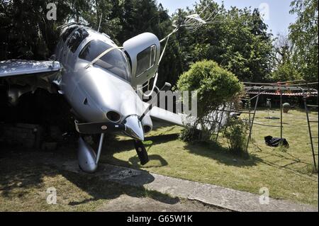 Il Cirrus monomotore dopo aver fatto un drammatico crash-atterraggio in un giardino posteriore a Cheltenham, Gloucestershire. Foto Stock