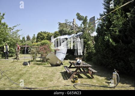 Il Cirrus monomotore dopo aver fatto un drammatico crash-atterraggio in un giardino posteriore a Cheltenham, Gloucestershire. Foto Stock