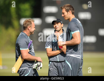 Il capitano del Surrey Vikram Solanki (seconda a sinistra) condivide una risata con il allenatore della squadra Chris Adams prima del gioco Foto Stock