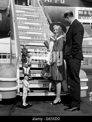 Gerry e Sylvia Anderson vedendo i loro 'cuccioli' in Giappone a Heathrow. Foto Stock