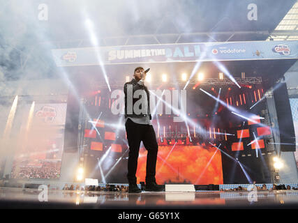 James Arthur si esibisce durante il Summertime Ball di Capital FM, al Wembley Stadium nel nord di Londra. PREMERE ASSOCIAZIONE foto. Data foto: Domenica 9 giugno 2013. Il credito fotografico dovrebbe leggere: Yui Mok/PA filo Foto Stock