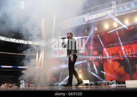 James Arthur si esibisce durante il Summertime Ball di Capital FM, al Wembley Stadium nel nord di Londra. PREMERE ASSOCIAZIONE foto. Data foto: Domenica 9 giugno 2013. Il credito fotografico dovrebbe leggere: Yui Mok/PA filo Foto Stock