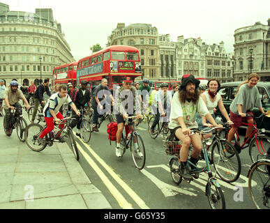 I ciclisti 'rerivendicazione le strade' Foto Stock