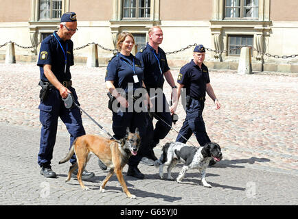 Gli ufficiali di polizia svedesi lavorano fuori dal Palazzo reale prima dell'arrivo della Principessa Madeleine di Svezia e di Christopher o'Neill dopo la cerimonia di matrimonio nella Cappella reale all'interno del Palazzo reale della Città. Foto Stock