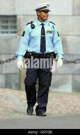 Gli ufficiali di polizia svedesi lavorano fuori dal Palazzo reale prima dell'arrivo della Principessa Madeleine di Svezia e di Christopher o'Neill dopo la cerimonia di matrimonio nella Cappella reale all'interno del Palazzo reale della Città. Foto Stock