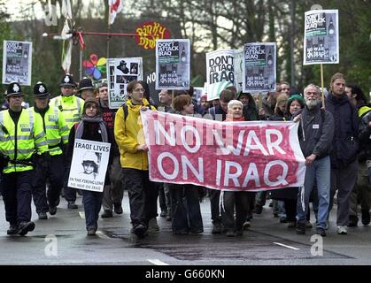 Manifestanti contro la guerra i manifestanti si sono inscenati presso la sede permanente congiunta delle forze armate britanniche a Northwood, Londra nord-occidentale, per protestare contro una possibile guerra con l'Iraq. Foto Stock