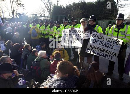 I manifestanti contro la guerra che siedono sulla strada fuori dal quartier generale permanente congiunto delle forze armate britanniche a Northwood, a nord-ovest di Londra, per protestare contro una possibile guerra con l'Iraq. Foto Stock