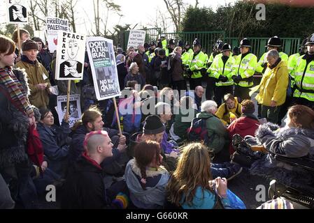 I manifestanti contro la guerra che siedono sulla strada fuori dal quartier generale congiunto permanente delle forze armate britanniche a Northwood, a nord-ovest di Londra, per protestare contro una possibile guerra con l'Iraq. Foto Stock