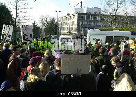 I manifestanti della guerra al di fuori del quartier generale permanente congiunto delle forze armate britanniche a Northwood, Londra nord-occidentale, per protestare contro una possibile guerra con l'Iraq. Foto Stock