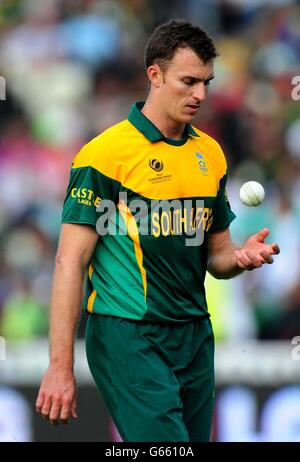 Ryan McLaren del Sud Africa durante la partita ICC Champions Trophy a Edgbaston, Birmingham. Foto Stock