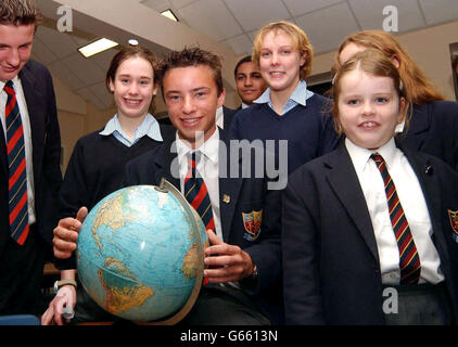 Il marinaio Seb Clover, adolescente, ritorna alla Ryde School sull'isola di Wight dopo il suo viaggio di rottura record attraverso l'Atlantico. Al suo arrivo, ai 16 anni fu detto che, pur essendo la persona più giovane a navigare l'Atlantico con una sola mano, avrebbe dovuto lavorare sodo per recuperare il lavoro scolastico che aveva perso durante il viaggio di tre settimane. Foto Stock