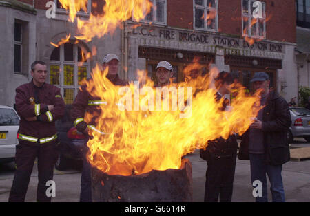 I vigili del fuoco si trovano sulla linea del picket presso la stazione dei vigili del fuoco di Euston nel centro di Londra, all'inizio di uno sciopero di 24 ore da parte della Fire Brigade Union. Foto Stock