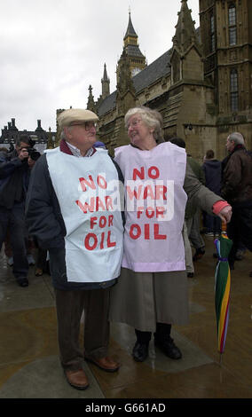 Patrick Coulton, 77 anni, e sua moglie Ellain, 76 anni, da Greenwich a Londra, protestano al di fuori delle Houses of Parliment contro una guerra con l'Iraq. I manifestanti precedenti furono affiancati dal front man del gruppo pop Blurn Damon Alburn. Foto Stock