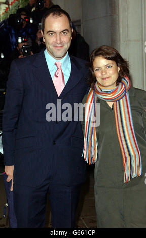 L'attore James Nesbitt e sua moglie Sonia arrivano per il South Bank Show Awards al Savoy Hotel. Foto Stock