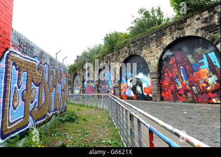 Alcune opere d'arte nascoste sulle arcate ferroviarie vicino al Sage, Gateshead, che è stato assegnato come muro legale per gli artisti per fare il loro lavoro. Foto Stock