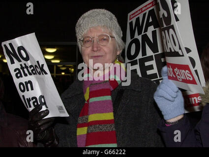 I manifestanti contro la guerra dimostrano l'outide South Camden Community School a Londra, dove il primo Ministro Tony Blair si rivolgeva a un pubblico di sostenitori del Partito laburista. Foto Stock