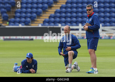 Il capitano dell'Inghilterra Alastair Cook (a sinistra) Jonathan Trott e l'allenatore Ashley Giles durante una sessione di reti durante una sessione di reti allo stadio SWALEC di Cardiff. Foto Stock