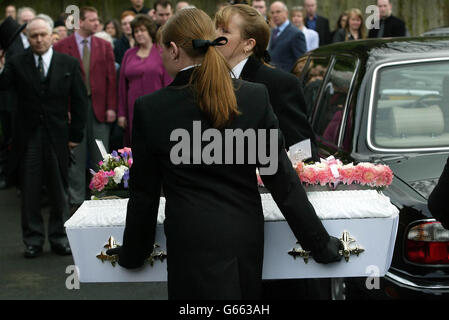 La bara di Isobel Appleton, di tre anni, arriva alla chiesa Battista di Warley, Birmingham. Isobel morì il 16 gennaio dopo essere stata colpita da un pilota di hit and run mentre attraversava Hagley Road West a Quinton. * UN uomo di 40 anni di Quinton da allora è stato accusato di non fermarsi dopo un incidente stradale, di guidare senza assicurazione e di guidare in modo diverso da quanto previsto dalla sua patente. Foto Stock