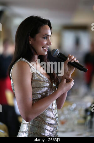 Il soprano Laura White si esibisce all'evento di beneficenza The Not on Our Watch all'ippodromo di Sandown Park Foto Stock