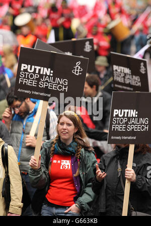 Manifestanti anti anti anti anti G8 durante un rally che si svolge nel centro di Belfast, in vista del vertice dei leader mondiali del G8. Foto Stock