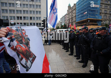 La polizia ha separato i manifestanti di bandiere sindacali dei dimostranti anti anti anti anti G8 durante un rally che si svolge nel centro di Belfast City prima del vertice dei leader mondiali del G8. Foto Stock