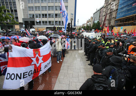 La polizia ha separato i manifestanti di bandiere sindacali dei dimostranti anti anti anti anti G8 durante un rally che si svolge nel centro di Belfast City prima del vertice dei leader mondiali del G8. Foto Stock