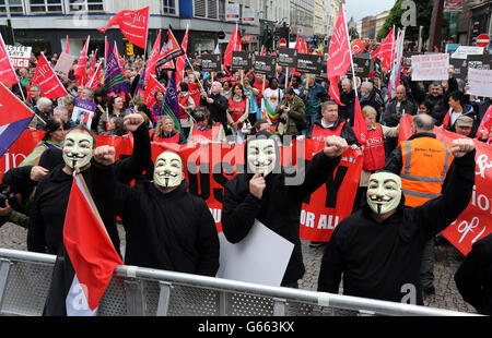 Manifestanti anti anti anti anti G8 durante un rally che si svolge nel centro di Belfast, in vista del vertice dei leader mondiali del G8. Foto Stock