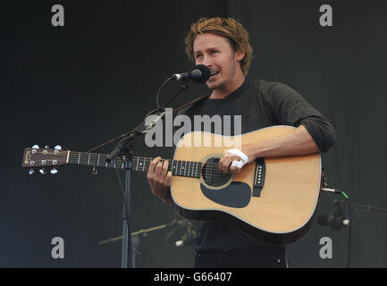 Ben Howard si esibisce sul palco principale all'Isle of Wight Festival, a Seaclose Park, Newport, Isle of Wight. Foto Stock