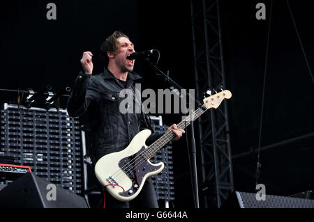 Michael Shuman of Queens of the Stone Age si esibisce durante il Download Festival a Castle Donnington. Foto Stock