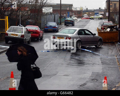 L'auto che ha portato gli eroi che hanno dato inseguimento ai ladri armati dopo una rapina ad un agente di corsa di Bradford ieri notte si trova in una strada laterale di Bradford dopo che uno degli inseguitori è stato ucciso e sparato dai ladri. * la polizia dello Yorkshire occidentale ha detto che la vittima di 36 anni e un amico hanno guidato dopo l'automobile dei sospetti prima di un confronto in cui è stato fatto saltare una volta nel petto con una pistola. La sparatoria, ieri in tea-time, è avvenuta vicino al bivio di Thornton Road e Jowett Street, a Bradford, a circa un chilometro e mezzo da dove l'agenzia di viaggi, a Lumb Lane, era stata derubata a pochi minuti Foto Stock